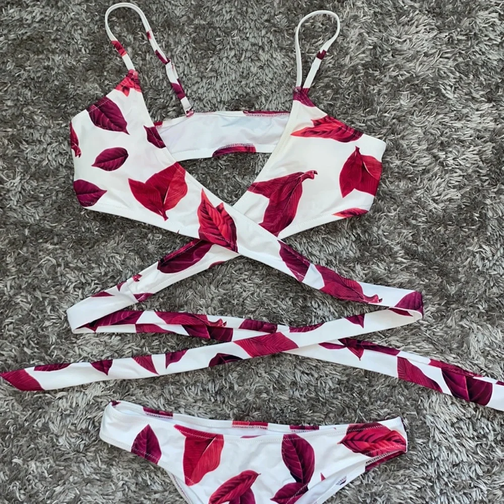 Bikini - Picture 2 of 4